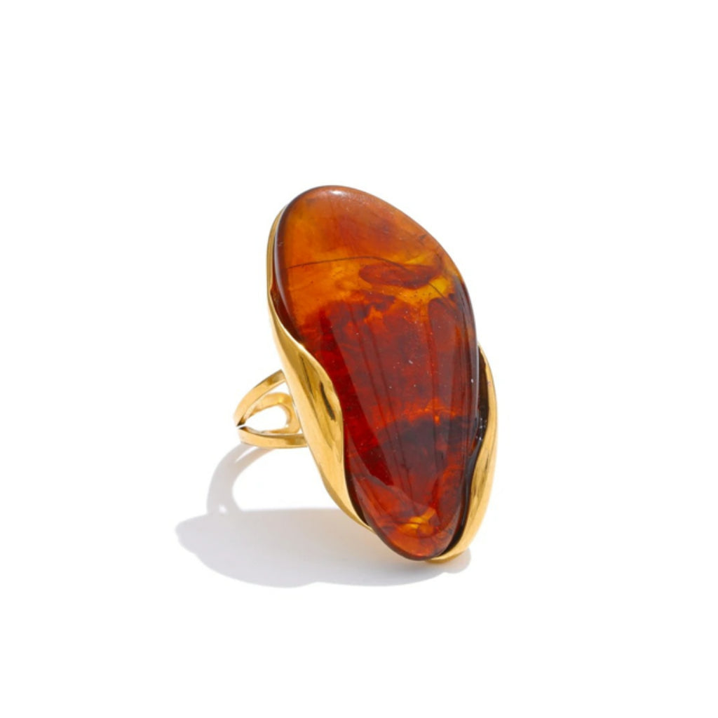 Anillo Matiz Desértico en resina artesanal y geometría dorada – lenorajewelry.com/anillo-resina-geometrica-ajustable, anillo de resina, joyería geométrica, anillo ajustable, accesorio arte, acero inoxidable oro, LENORA, anillo ancho, joyas conceptuales, anillo anticorrosión