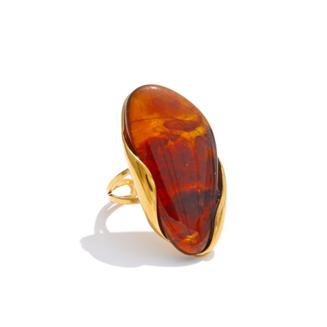 Anillo Matiz Desértico en resina artesanal y geometría dorada – lenorajewelry.com/anillo-resina-geometrica-ajustable, anillo de resina, joyería geométrica, anillo ajustable, accesorio arte, acero inoxidable oro, LENORA, anillo ancho, joyas conceptuales, anillo anticorrosión