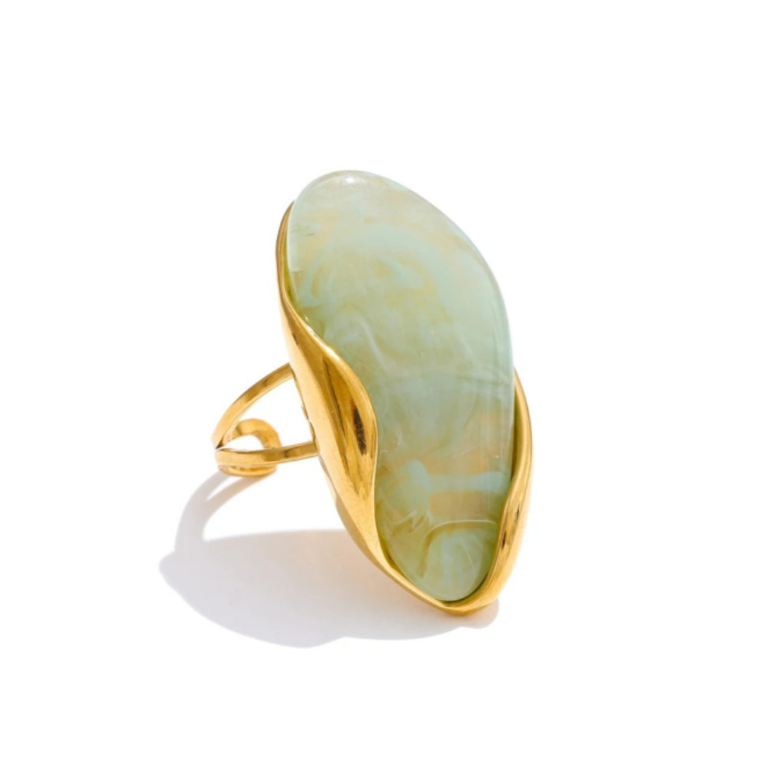 Anillo Matiz Desértico en resina artesanal y geometría dorada – lenorajewelry.com/anillo-resina-geometrica-ajustable, anillo de resina, joyería geométrica, anillo ajustable, accesorio arte, acero inoxidable oro, LENORA, anillo ancho, joyas conceptuales, anillo anticorrosión