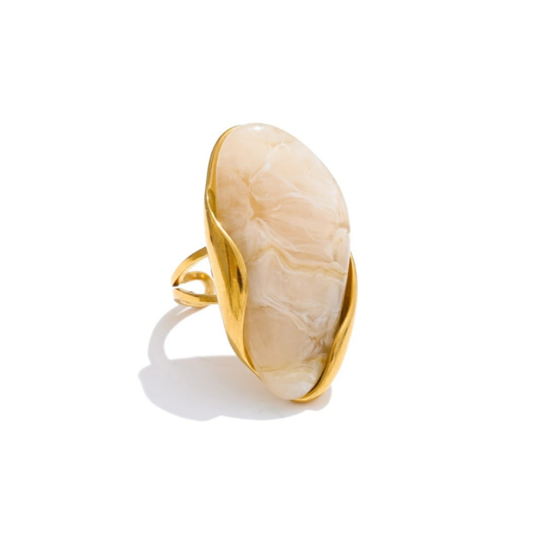 Anillo Matiz Desértico en resina artesanal y geometría dorada – lenorajewelry.com/anillo-resina-geometrica-ajustable, anillo de resina, joyería geométrica, anillo ajustable, accesorio arte, acero inoxidable oro, LENORA, anillo ancho, joyas conceptuales, anillo anticorrosión