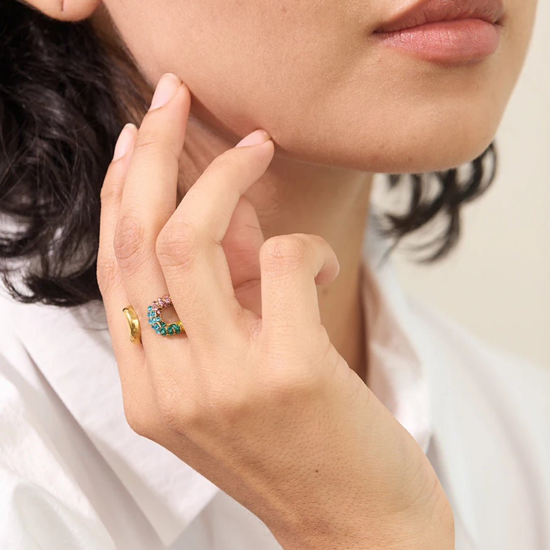 anillo multicolor, anillo de colores, anillo prisma, anillo de acero, sortija chapada en oro, anillo con circonitas, joyería para mujer, anillo ajustable, chapado en oro PVD, joyería moderna, regalo para mujer, anillo de acero inoxidable, Lenora Jewelry,  Detalle de las circonitas de colores del Anillo Prisma Multicolor – lenorajewelry.com/anillo-prisma-multicolor