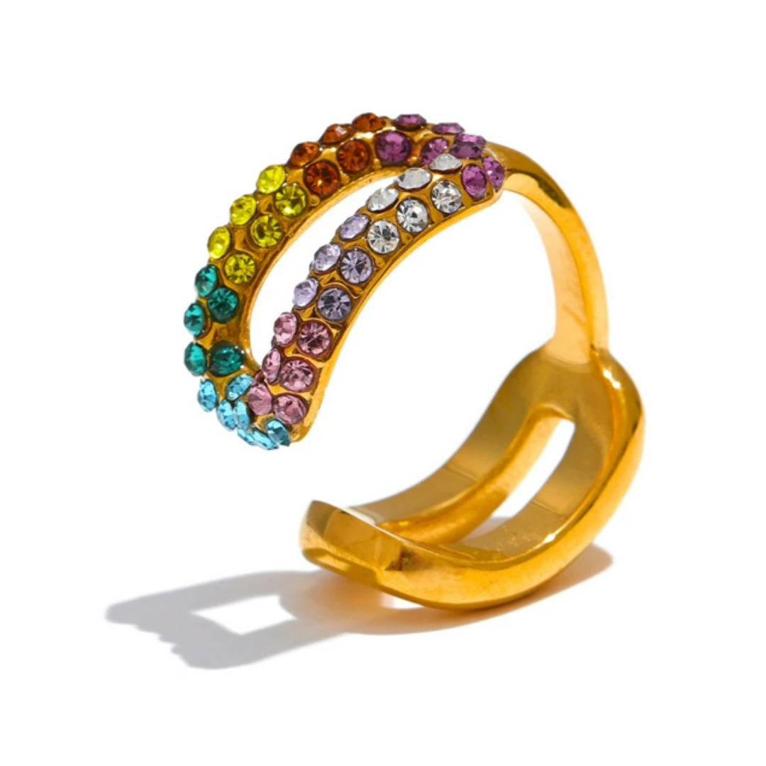 anillo multicolor, anillo de colores, anillo prisma, anillo de acero, sortija chapada en oro, anillo con circonitas, joyería para mujer, anillo ajustable, chapado en oro PVD, joyería moderna, regalo para mujer, anillo de acero inoxidable, Lenora Jewelry,  Detalle de las circonitas de colores del Anillo Prisma Multicolor – lenorajewelry.com/anillo-prisma-multicolor