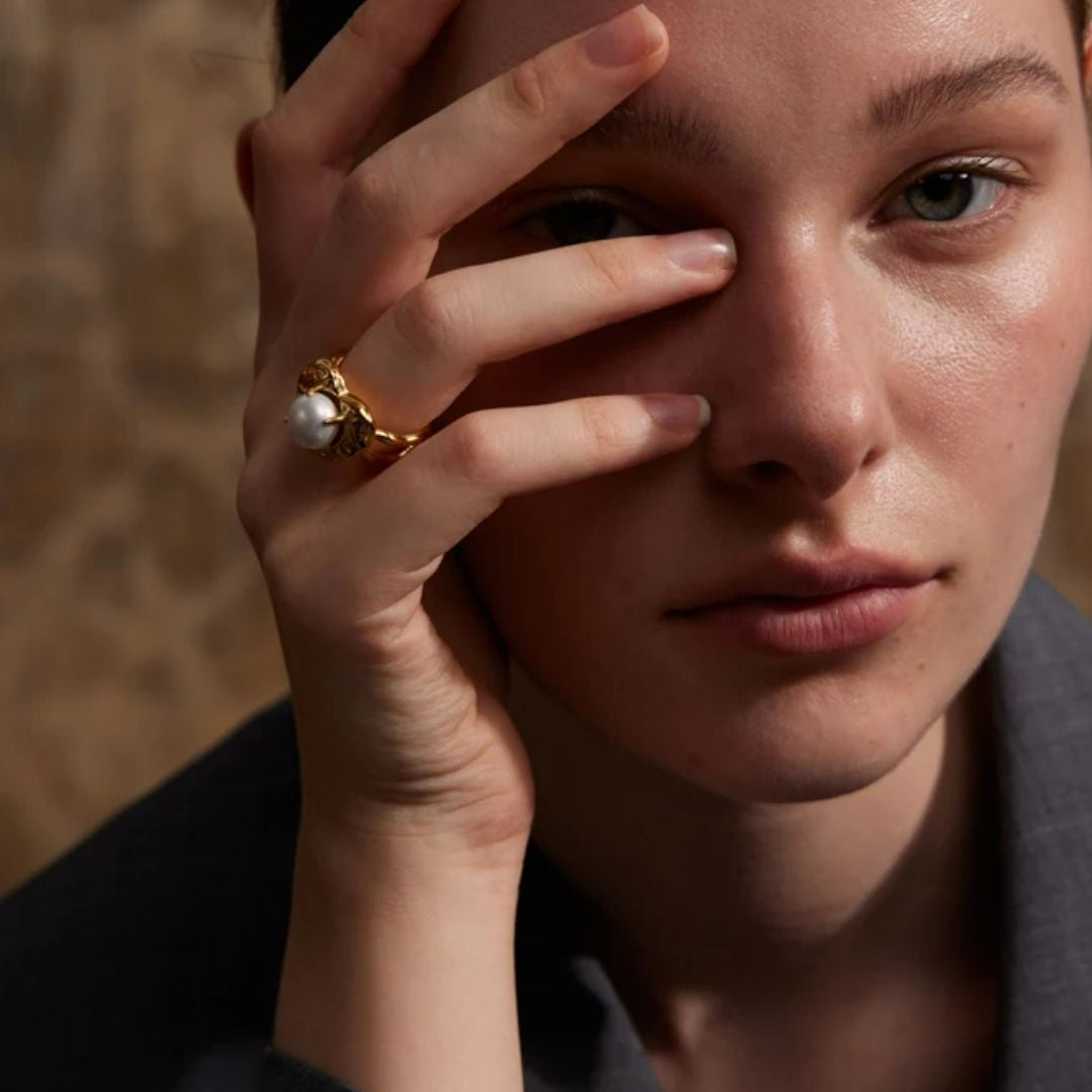 anillo romántico, joyería de perlas, regalo para ella, anillo corazón, acero inoxidable joyas, lenora, anillo abierto, joyas de amor, perlas simuladas, regalo aniversario, Joyas para mujer regalo amor acero inoxidable – lenorajewelry.com/anillo-susurro-perla-oro-corazon  
