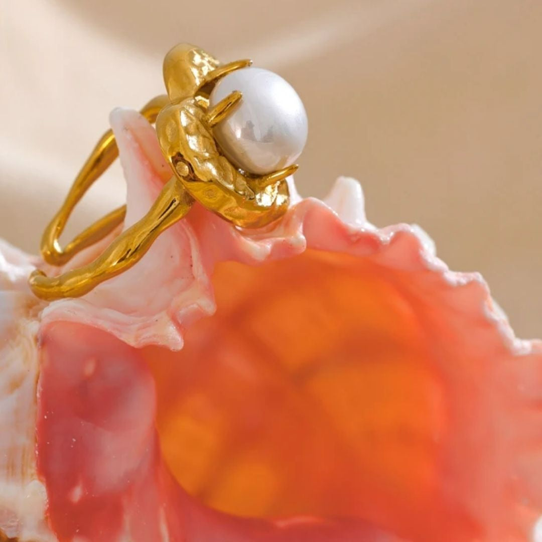 anillo romántico, joyería de perlas, regalo para ella, anillo corazón, acero inoxidable joyas, lenora, anillo abierto, joyas de amor, perlas simuladas, regalo aniversario, Joyas para mujer regalo amor acero inoxidable – lenorajewelry.com/anillo-susurro-perla-oro-corazon  