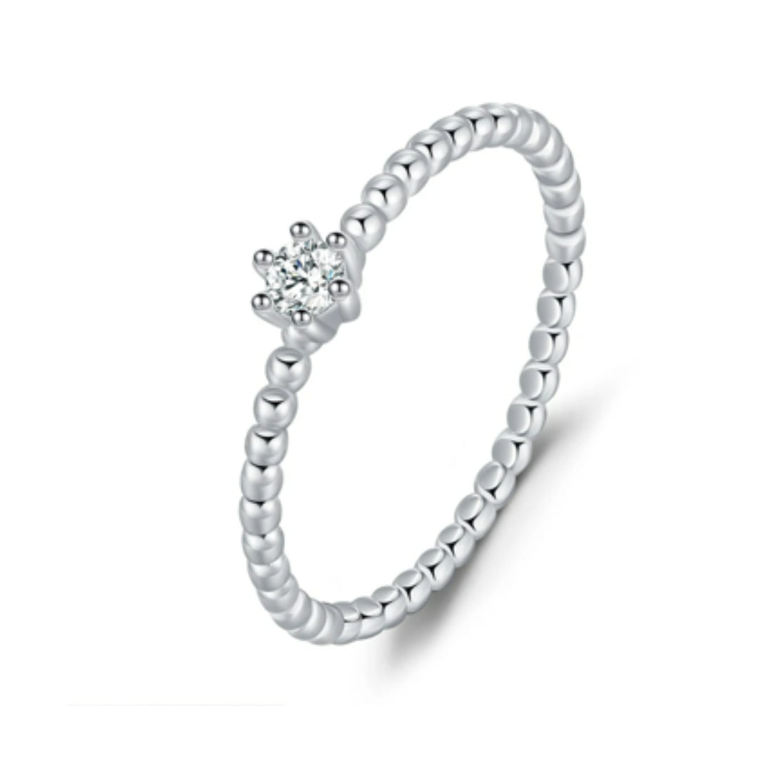 anillo de moissanita, joyería apilable, anillo clásico, anillo de plata 925, moissanita color D, joyería para mujer, anillo elegante, regalo para ella