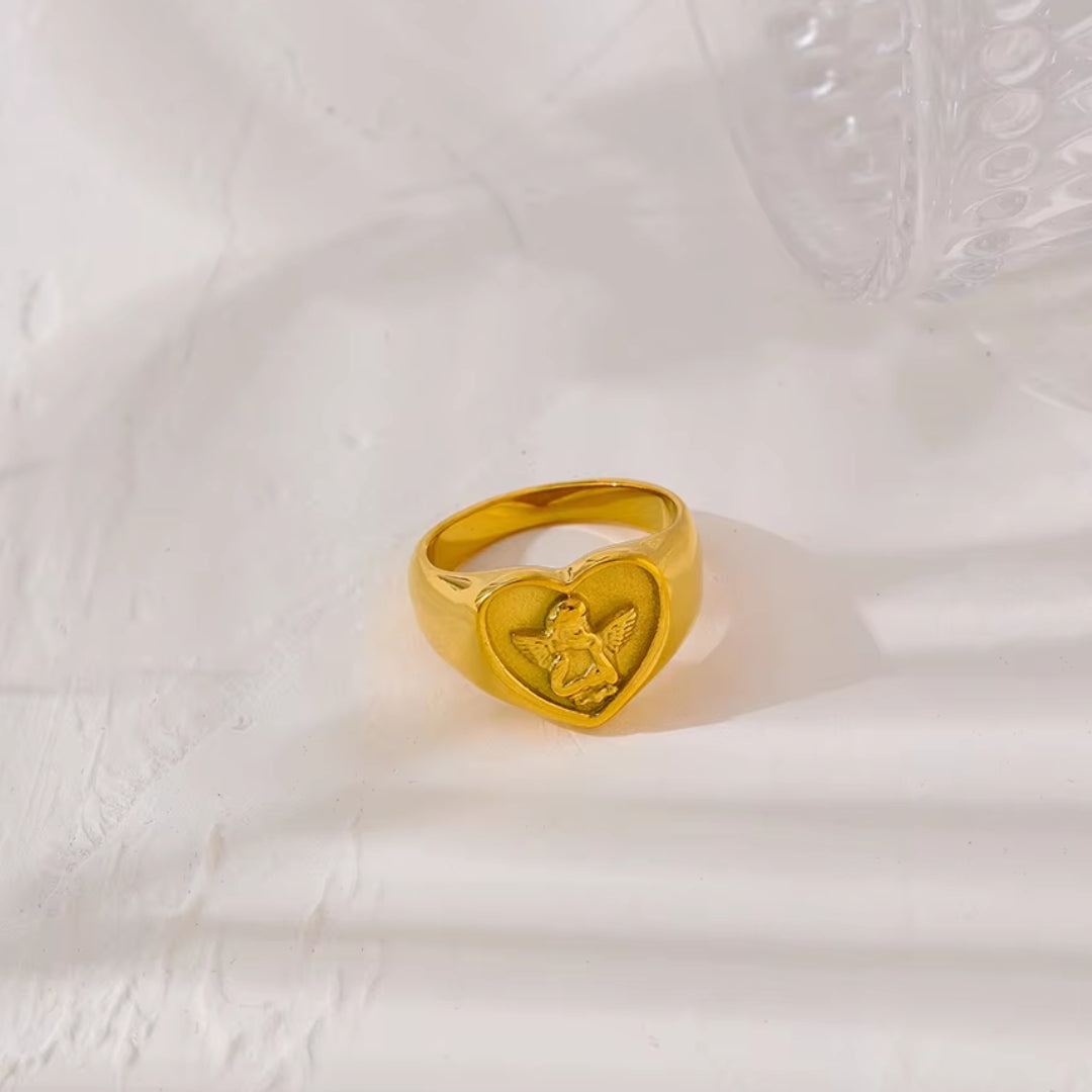 Anillo romántico de acero inoxidable chapado en oro 18K para mujer.
https://lenorajewelry.com/anillo-romantico-angel-oro-18k