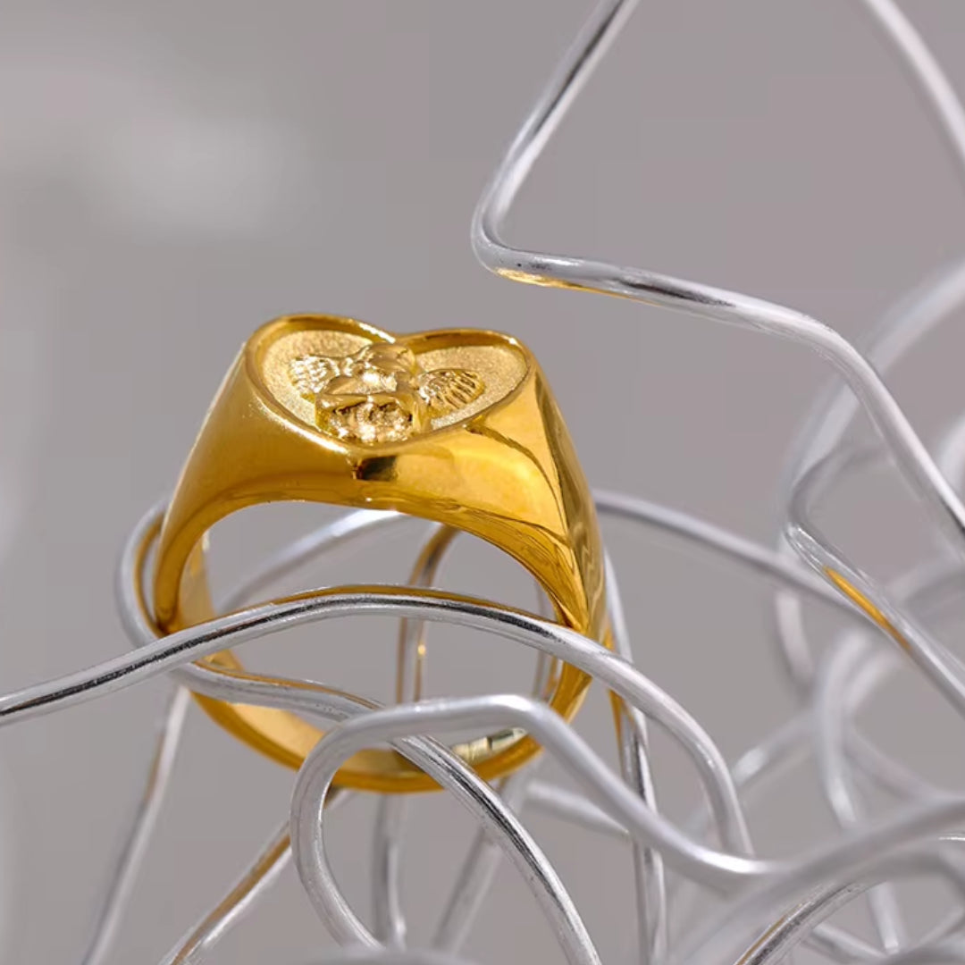Anillo romántico de acero inoxidable chapado en oro 18K para mujer.
https://lenorajewelry.com/anillo-romantico-angel-oro-18k