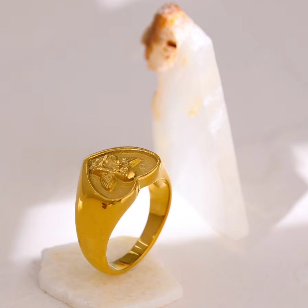 Anillo romántico de acero inoxidable chapado en oro 18K para mujer.
https://lenorajewelry.com/anillo-romantico-angel-oro-18k