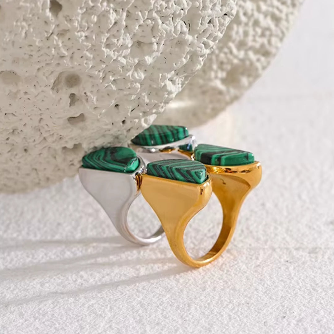 Anillo ajustable de malaquita natural en oro y plata, Joyería moderna de acero inoxidable con piedra natural, Anillo geométrico impermeable para mujeres con estilo
https://lenorajewelry.com/anillo-malaquita-natural-ajustable-oro-plata