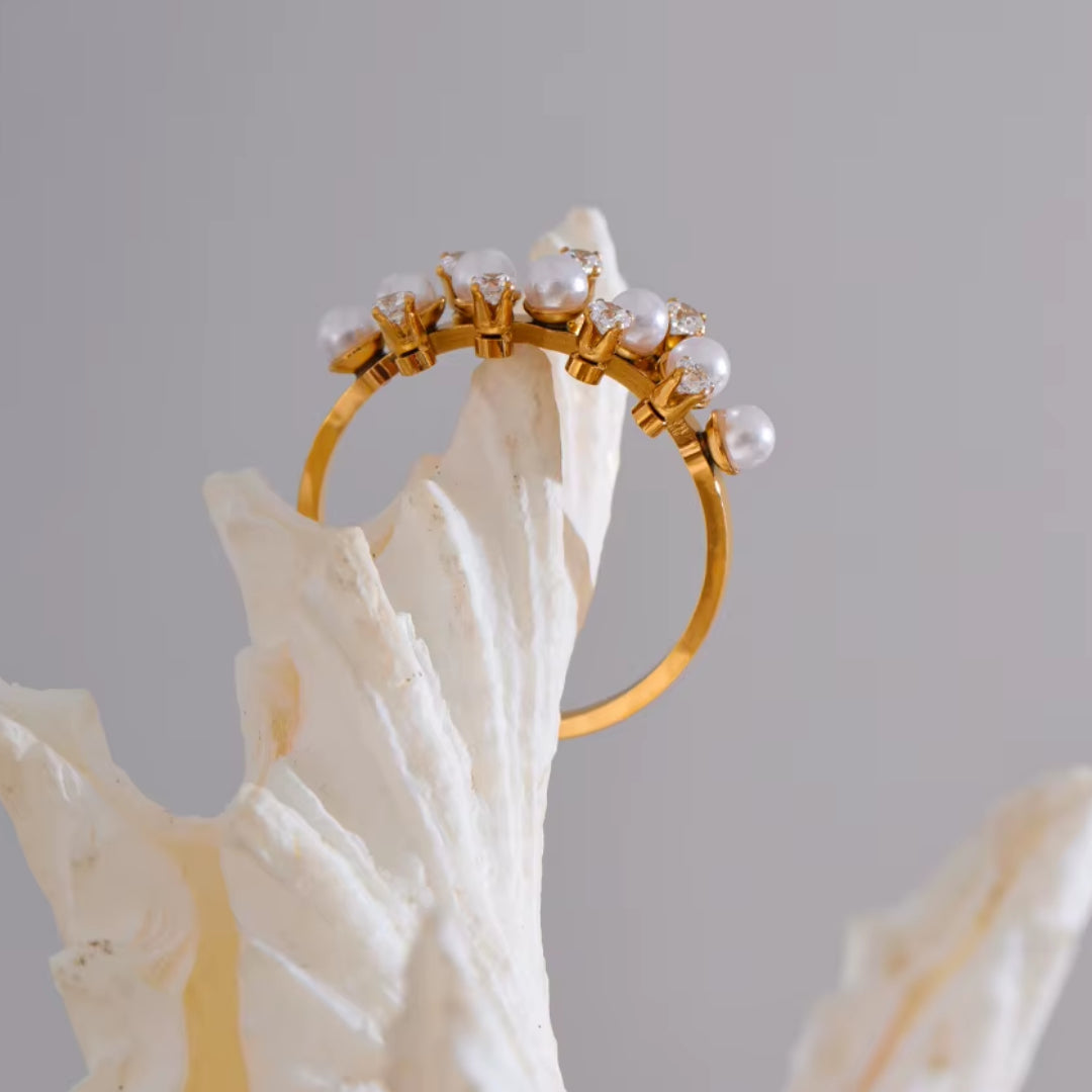 Anillo de perla ajustable con baño de oro 18K, Anillo elegante de zircón y perla para mujer, Joyería femenina delicada con diseño moderno
https://lenorajewelry.com/anillo-ajustable-perla-dorada-zircon