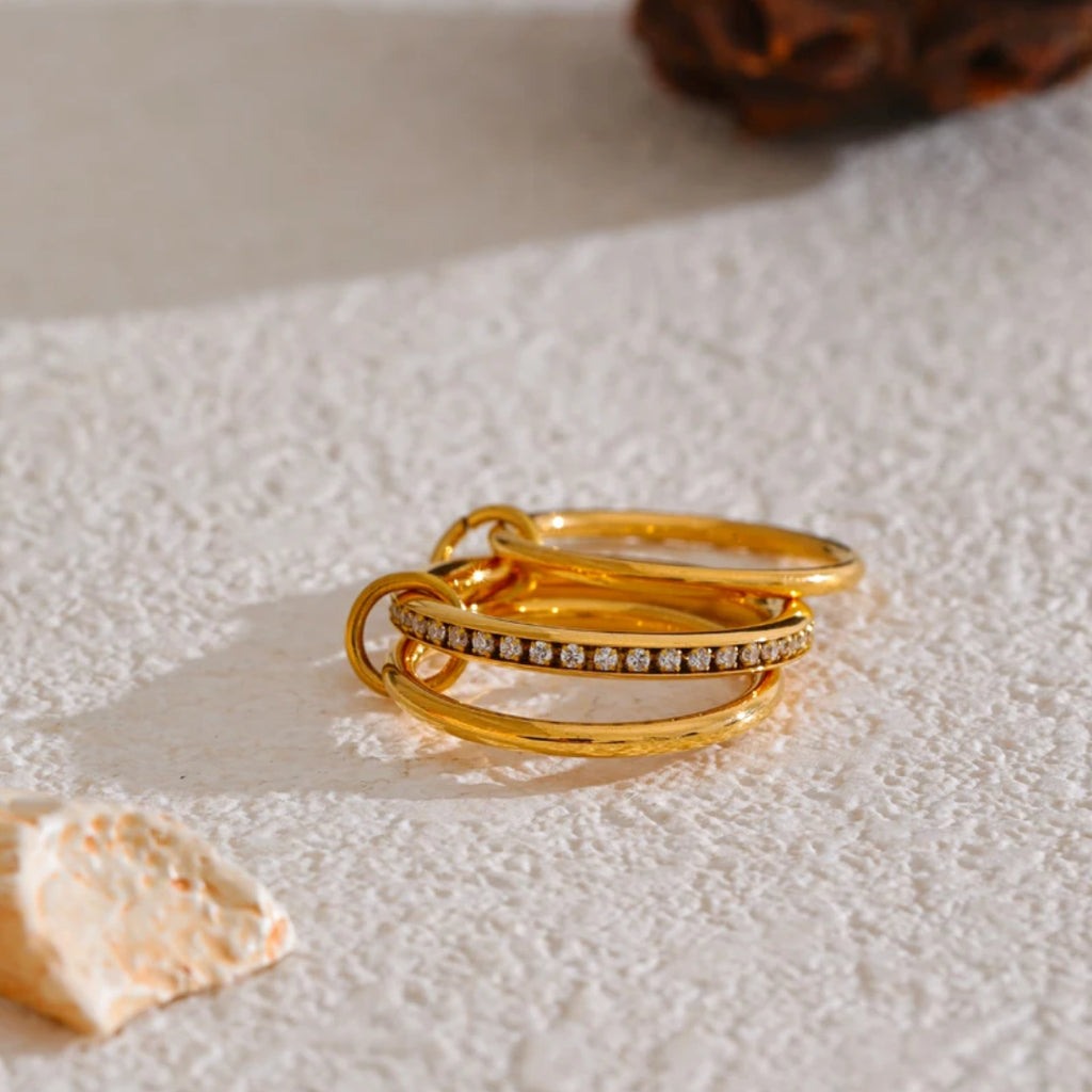 Anillo apilable Luz Estelar capas redondas con circonitas – lenorajewelry.com/anillo-apilable-luz-estelar-oro-pvd, anillo apilable oro, joyería fina mujer, anillo circonitas, anillos stackable, regalo elegante, joyas capas, acero inoxidable dorado, LENORA, joyería estelar , Spinelli Kilcollin jewelry, Spinelli Kilcollin rings, Spinelli Kilcollin earrings, Spinelli Kilcollin bracelets, Spinelli Kilcollin necklaces, Spinelli Kilcollin Los Angeles, Spinelli Kilcollin fine jewelry, Spinelli Kilcollin gold rings