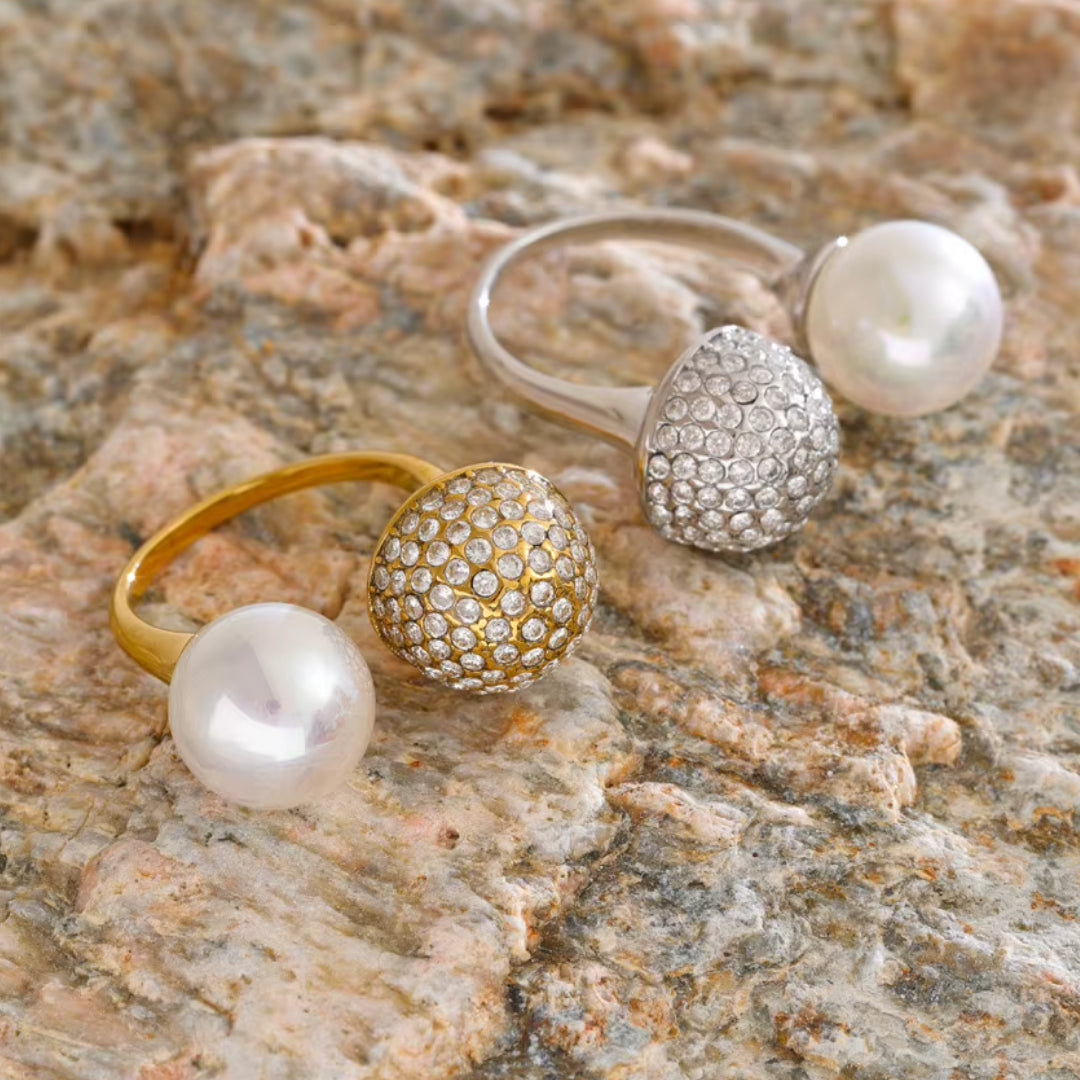 Anillo con perla y circonia – lenorajewelry.com/anillo-perla-bold, anillo con perla, anillo ajustable mujer, anillo dorado elegante, anillo de acero inoxidable, anillo LENORA, joyería con circonia cúbica, anillo baño de oro