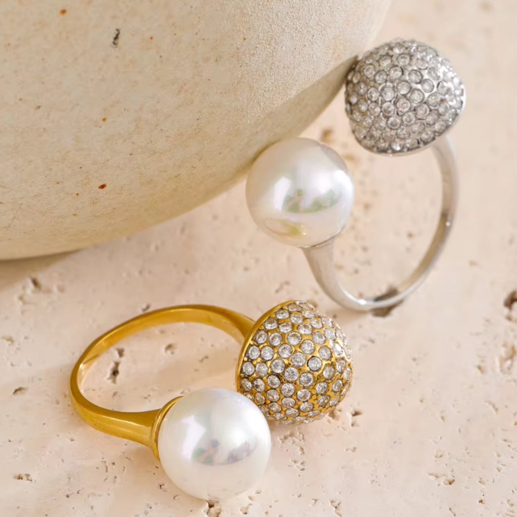 Anillo con perla y circonia – lenorajewelry.com/anillo-perla-bold, anillo con perla, anillo ajustable mujer, anillo dorado elegante, anillo de acero inoxidable, anillo LENORA, joyería con circonia cúbica, anillo baño de oro