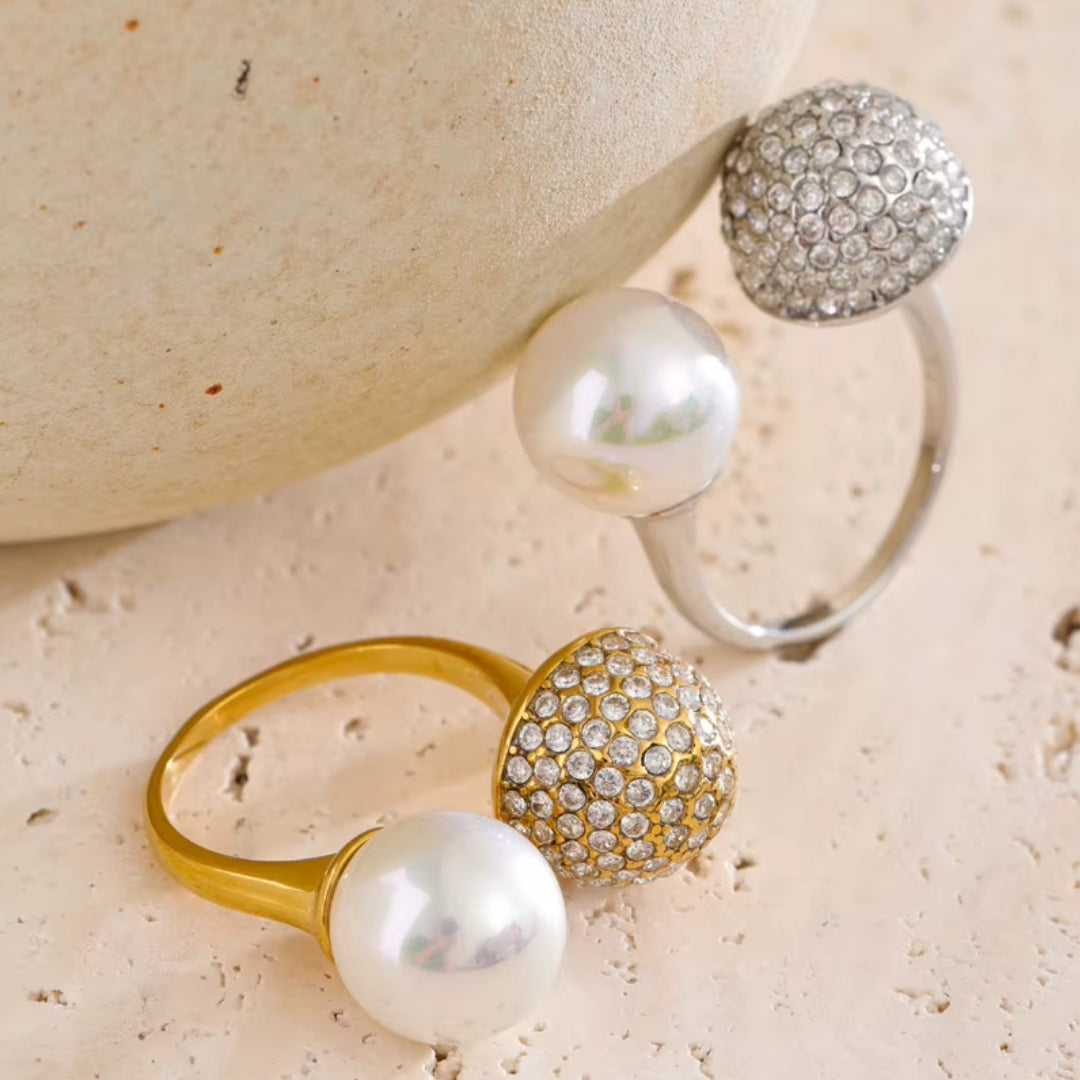 Anillo con perla y circonia – lenorajewelry.com/anillo-perla-bold, anillo con perla, anillo ajustable mujer, anillo dorado elegante, anillo de acero inoxidable, anillo LENORA, joyería con circonia cúbica, anillo baño de oro