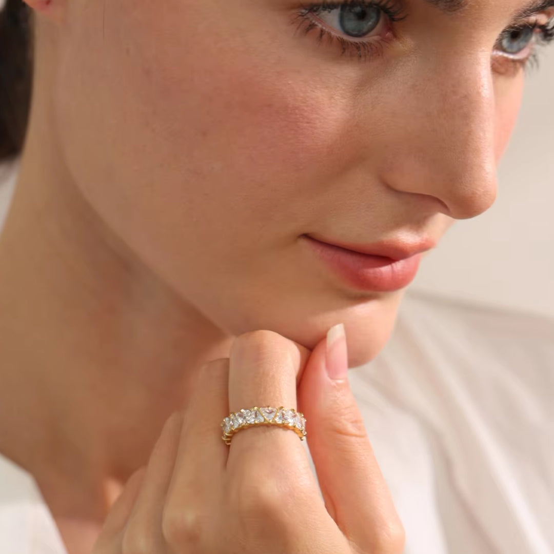 anillo de acero inoxidable, anillo para mujer, anillo con circonita, joyería premium, sortija de acero, anillo dorado, anillo plateado, joyería moderna