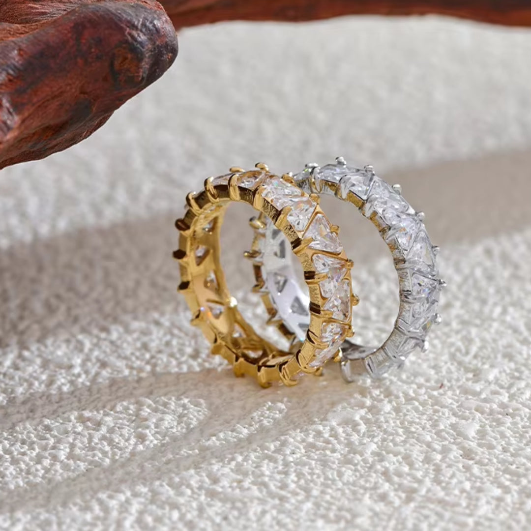 anillo de acero inoxidable, anillo para mujer, anillo con circonita, joyería premium, sortija de acero, anillo dorado, anillo plateado, joyería moderna