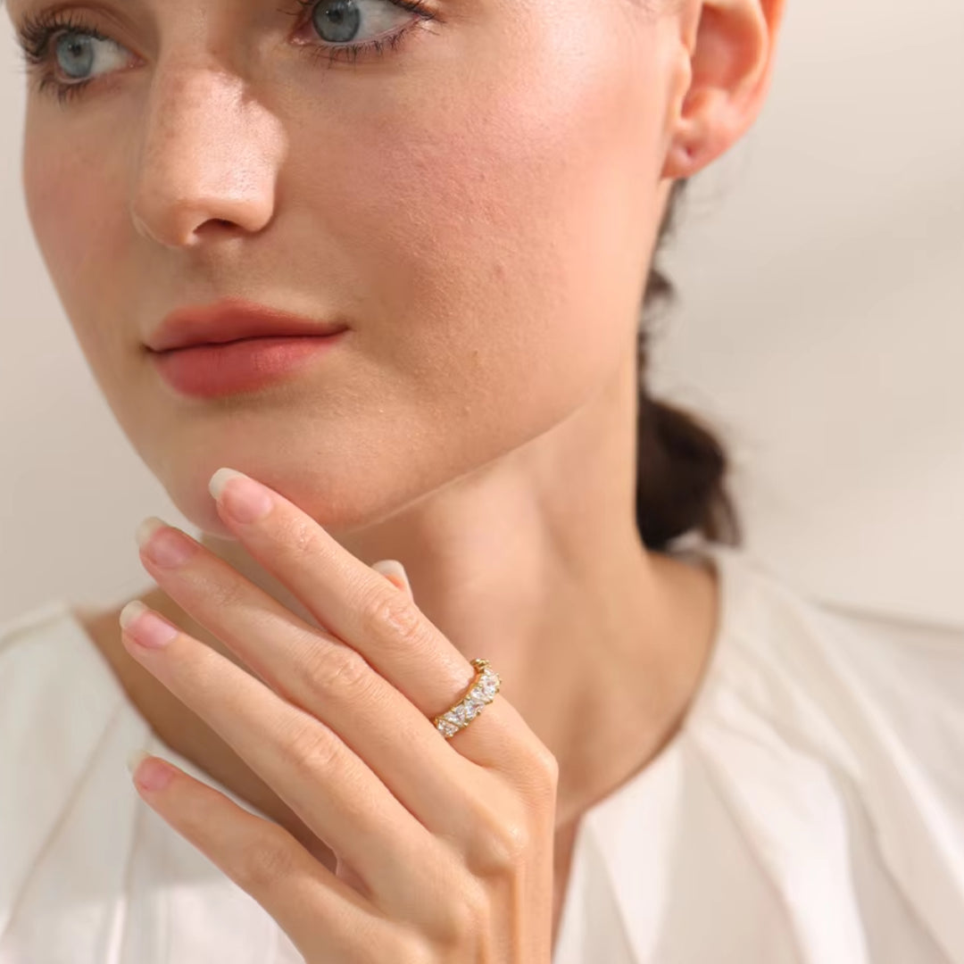 anillo de acero inoxidable, anillo para mujer, anillo con circonita, joyería premium, sortija de acero, anillo dorado, anillo plateado, joyería moderna