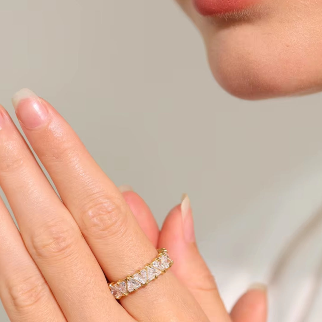 anillo de acero inoxidable, anillo para mujer, anillo con circonita, joyería premium, sortija de acero, anillo dorado, anillo plateado, joyería moderna