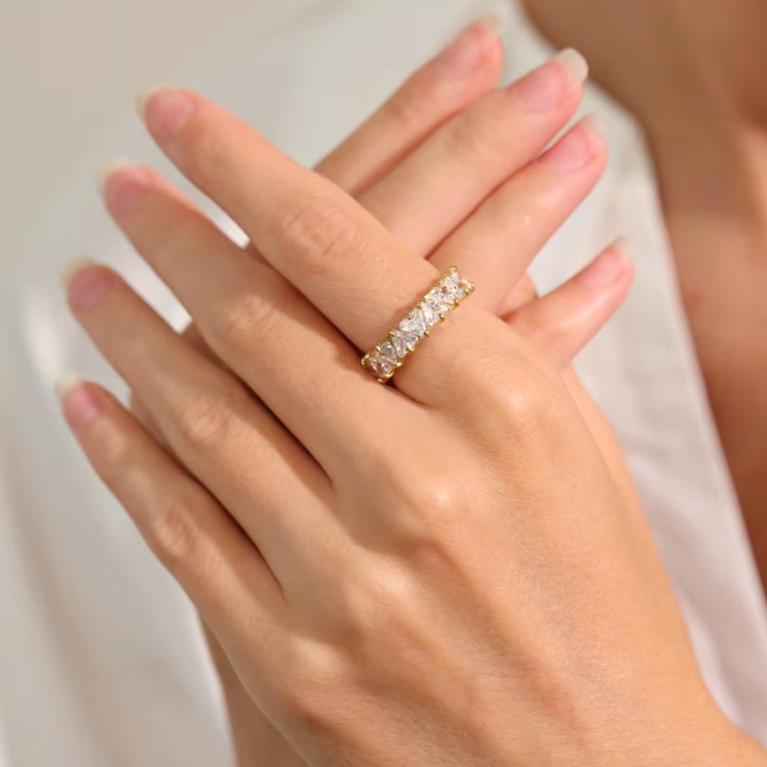 anillo de acero inoxidable, anillo para mujer, anillo con circonita, joyería premium, sortija de acero, anillo dorado, anillo plateado, joyería moderna