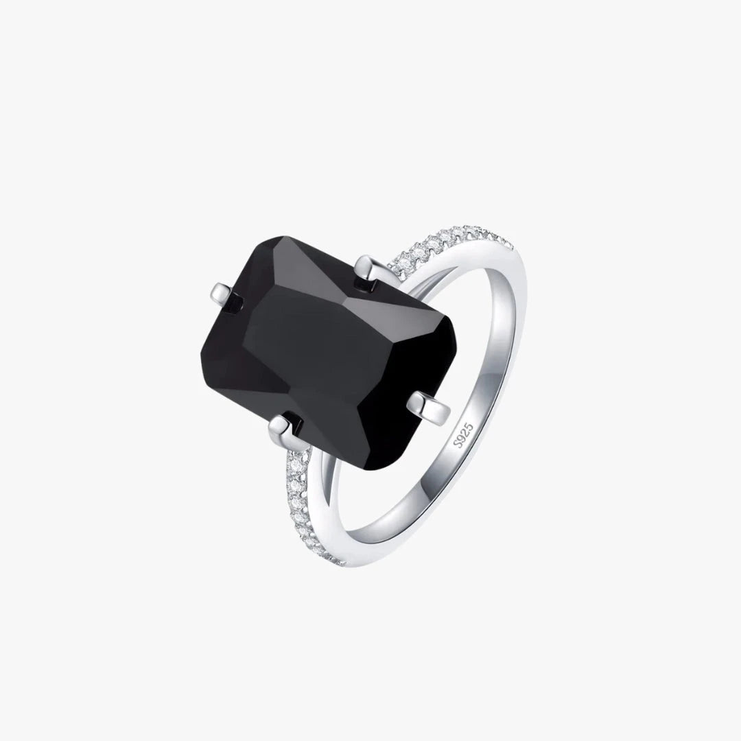 Anillo de plata de lujo, Anillo con cristal negro, Anillo elegante de plata, Joyería de plata con cristal negro, Anillo de diseño exclusivo, Anillo de lujo para mujer