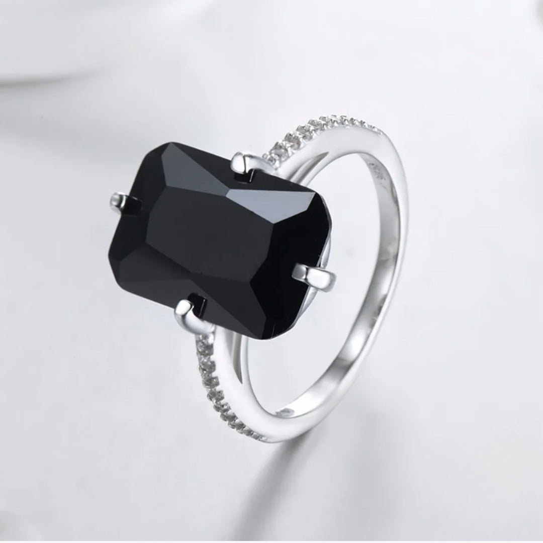 Anillo de plata de lujo, Anillo con cristal negro, Anillo elegante de plata, Joyería de plata con cristal negro, Anillo de diseño exclusivo, Anillo de lujo para mujer