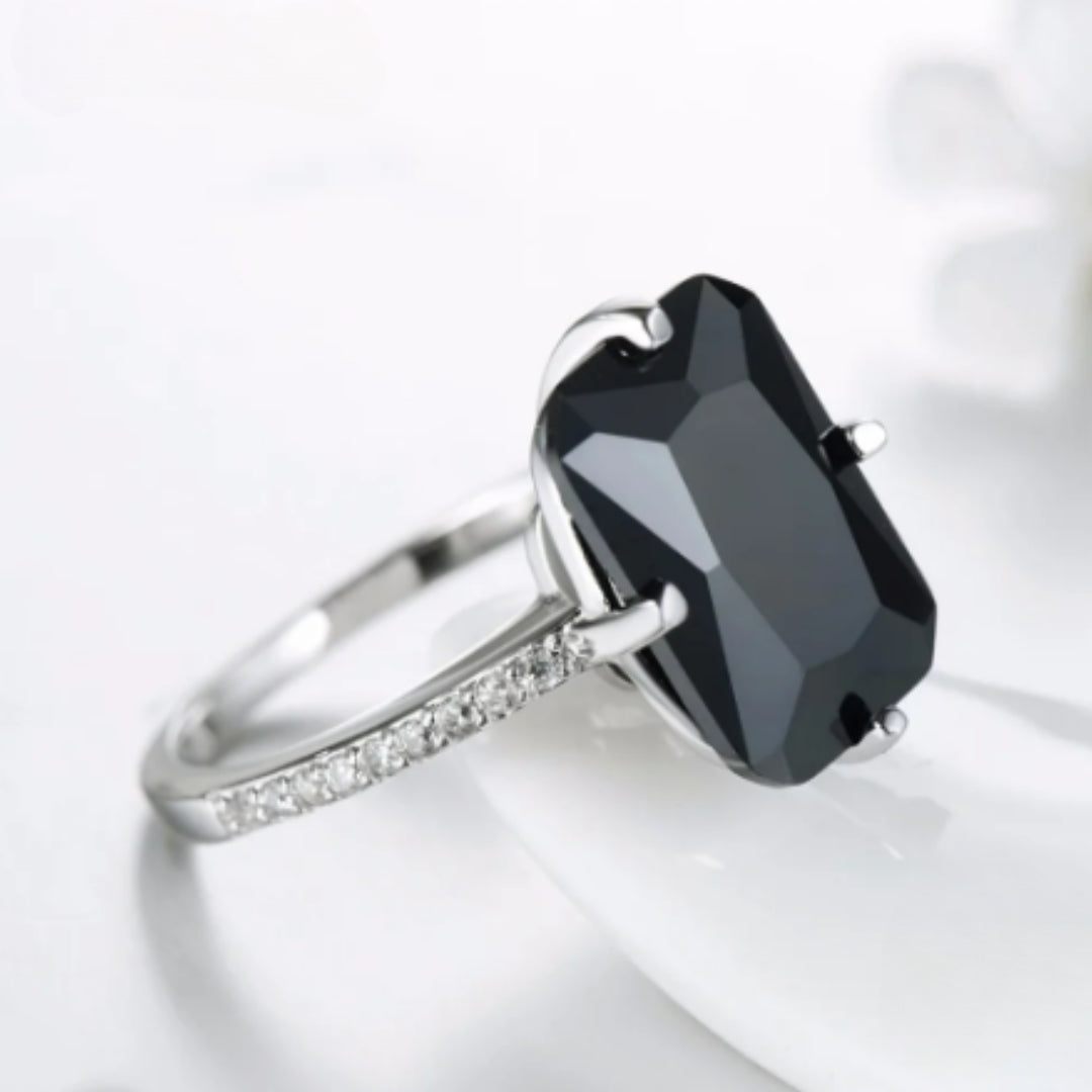 Anillo de plata de lujo, Anillo con cristal negro, Anillo elegante de plata, Joyería de plata con cristal negro, Anillo de diseño exclusivo, Anillo de lujo para mujer