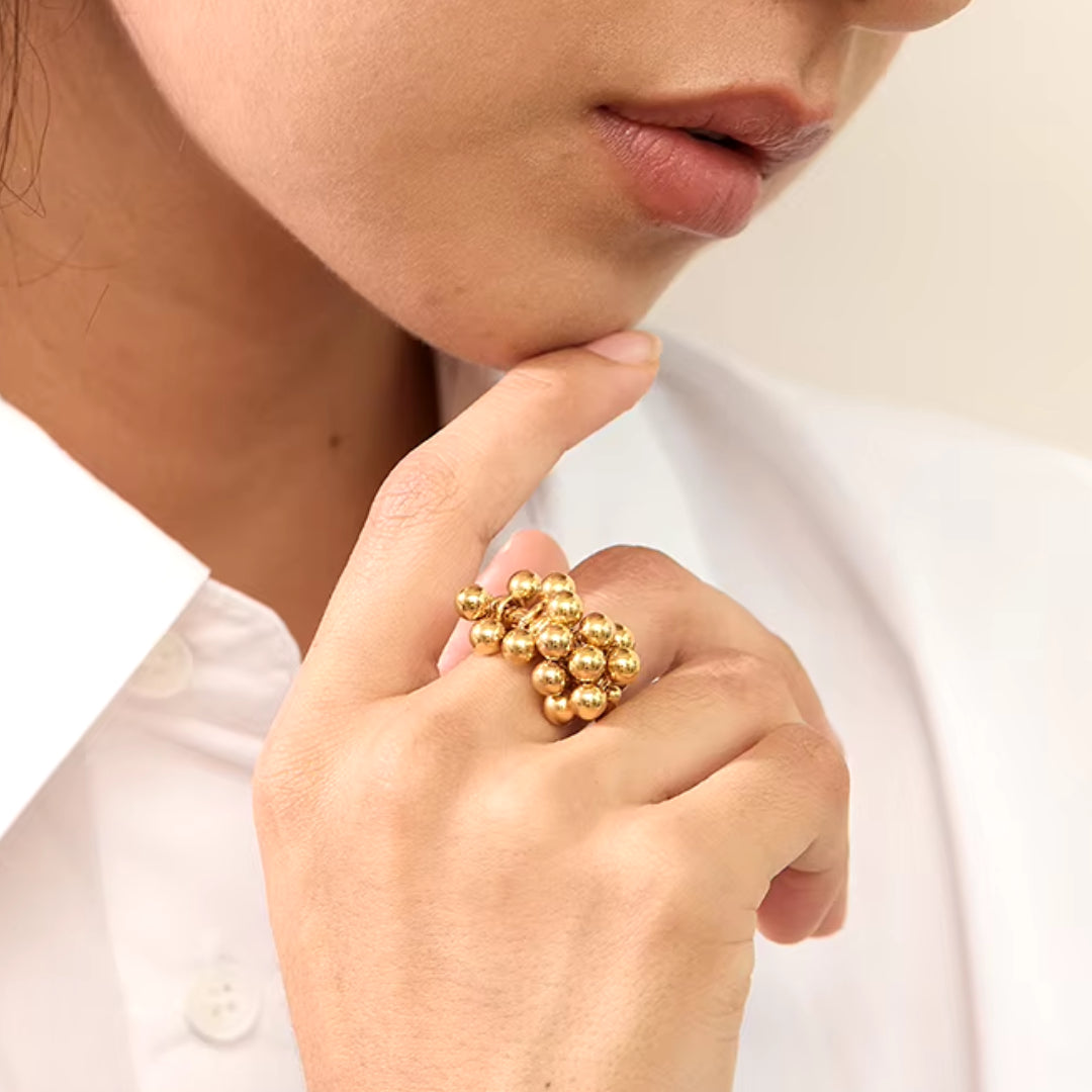 Anillo de capas dorado con cuentas redondeadas, Joyería en acero inoxidable con baño de oro 18K, Anillo geométrico y moderno para mujeres elegantes
https://lenorajewelry.com/anillo-capas-cuentas-acero-inoxidable-oro
