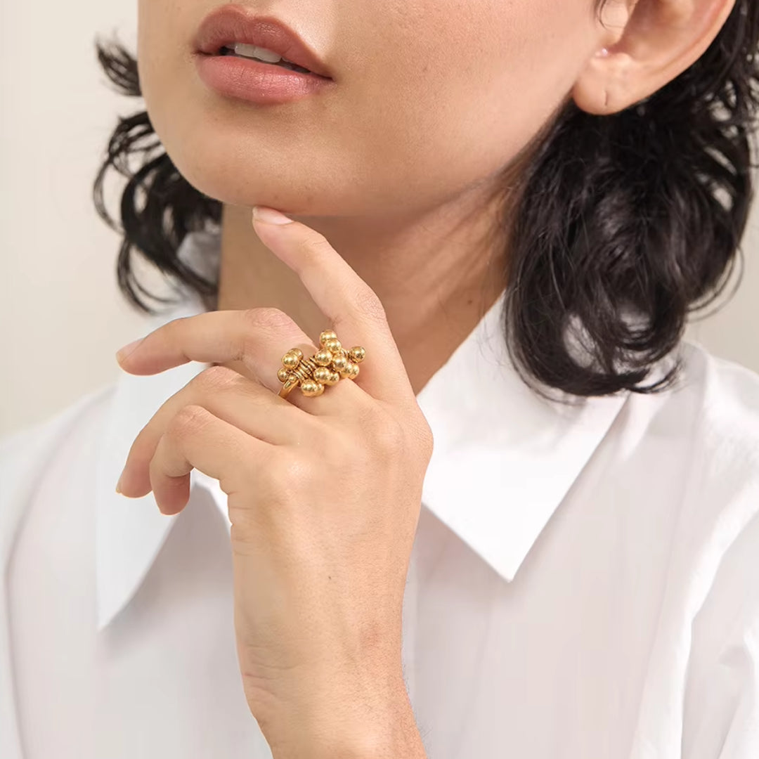 Anillo de capas dorado con cuentas redondeadas, Joyería en acero inoxidable con baño de oro 18K, Anillo geométrico y moderno para mujeres elegantes
https://lenorajewelry.com/anillo-capas-cuentas-acero-inoxidable-oro