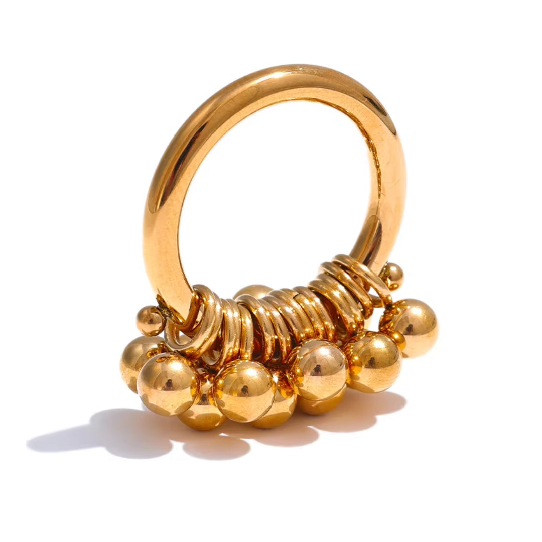 Anillo de capas dorado con cuentas redondeadas, Joyería en acero inoxidable con baño de oro 18K, Anillo geométrico y moderno para mujeres elegantes
https://lenorajewelry.com/anillo-capas-cuentas-acero-inoxidable-oro