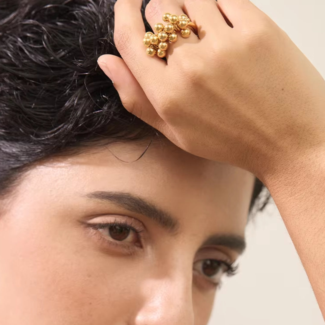 Anillo de capas dorado con cuentas redondeadas, Joyería en acero inoxidable con baño de oro 18K, Anillo geométrico y moderno para mujeres elegantes
https://lenorajewelry.com/anillo-capas-cuentas-acero-inoxidable-oro