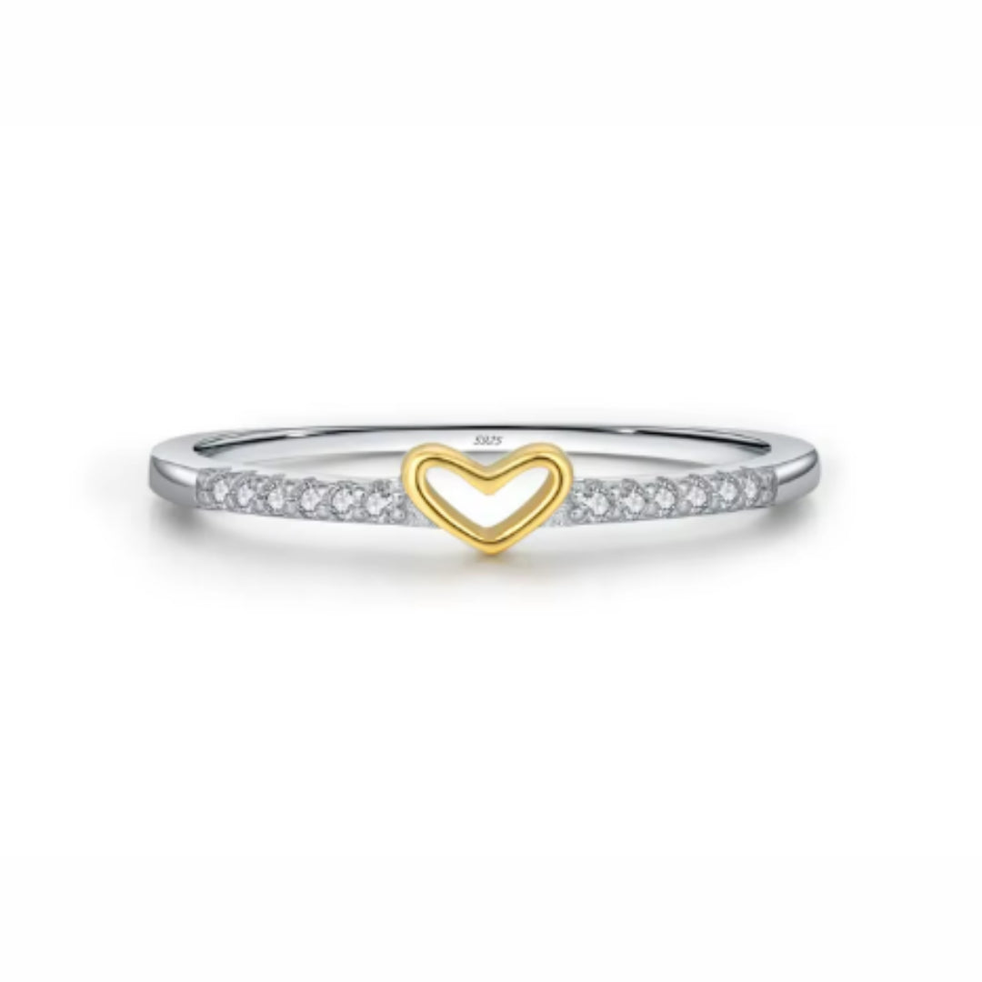 Anillo en forma de corazón de plata 925 con zirconias cúbicas.
https://lenorajewelry.com/anillo-plata-925-corazon-zirconias