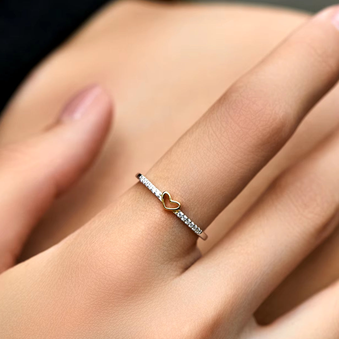Anillo en forma de corazón de plata 925 con zirconias cúbicas.
https://lenorajewelry.com/anillo-plata-925-corazon-zirconias