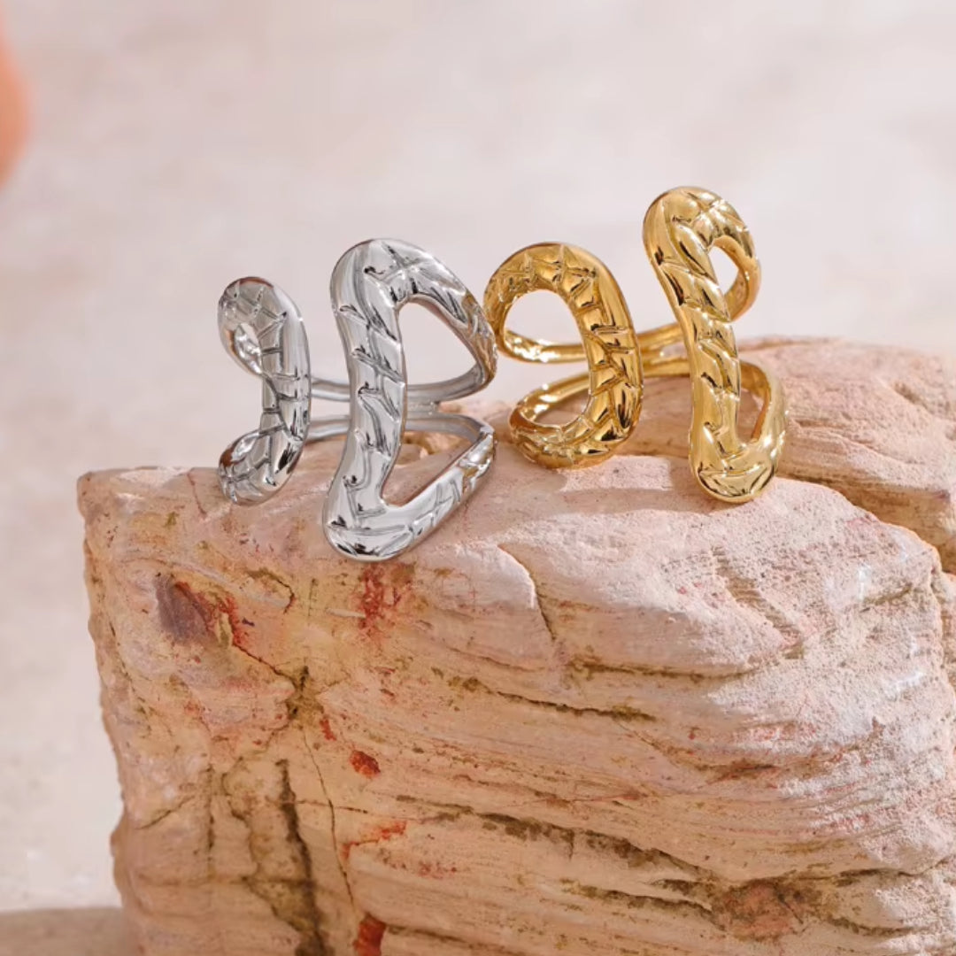 Anillo geométrico ajustable de acero inoxidable chapado en oro 18K
Diseño hueco y minimalista, ideal para mujeres modernas
Accesorio de joyería individualista para todas las ocasiones