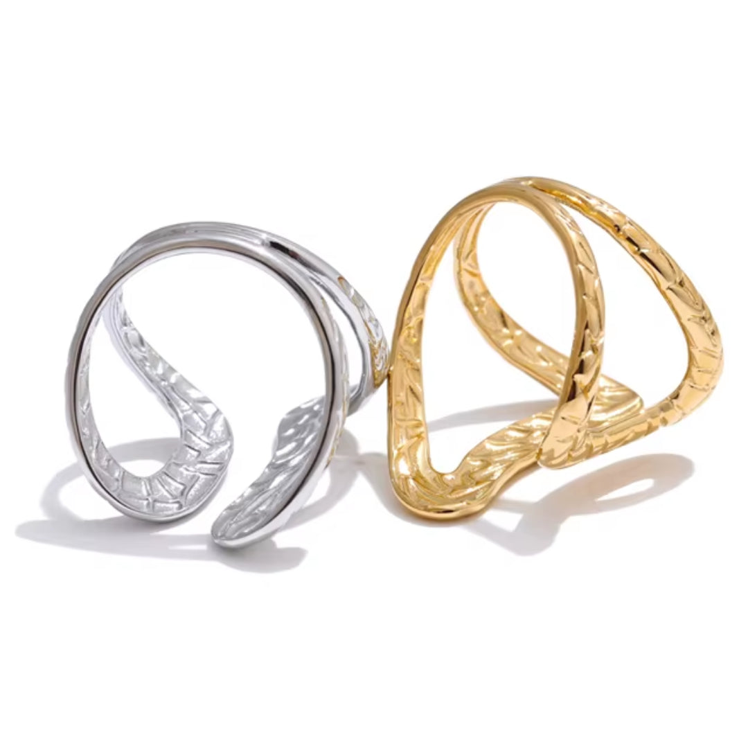 Anillo geométrico ajustable de acero inoxidable chapado en oro 18K
Diseño hueco y minimalista, ideal para mujeres modernas
Accesorio de joyería individualista para todas las ocasiones