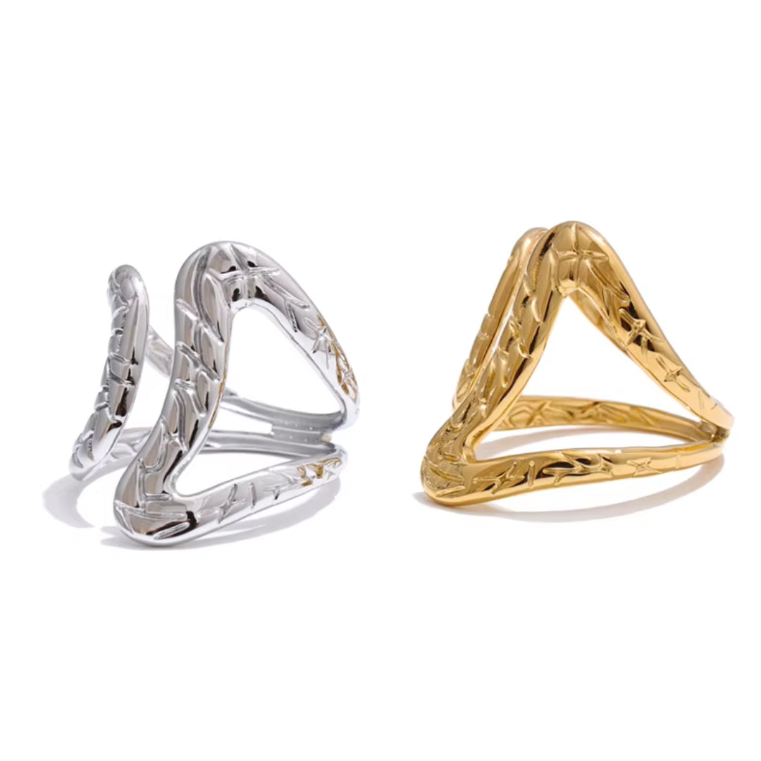 Anillo geométrico ajustable de acero inoxidable chapado en oro 18K
Diseño hueco y minimalista, ideal para mujeres modernas
Accesorio de joyería individualista para todas las ocasiones
