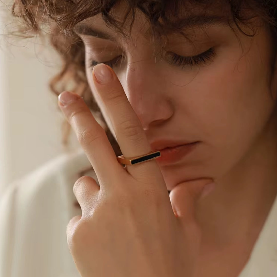 anillo minimalista para mujer, anillo cuadrado dorado, joyería moderna de acero inoxidable, anillos de acrílico, anillo elegante y versátil, anillo geométrico para mujer, accesorios minimalistas para mujeres, anillos modernos y resistentes
