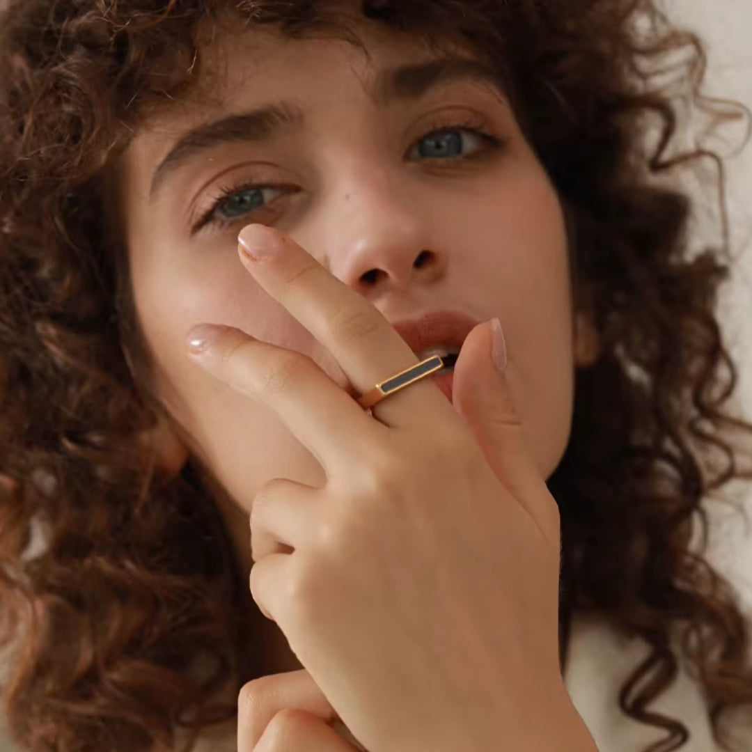 anillo minimalista para mujer, anillo cuadrado dorado, joyería moderna de acero inoxidable, anillos de acrílico, anillo elegante y versátil, anillo geométrico para mujer, accesorios minimalistas para mujeres, anillos modernos y resistentes