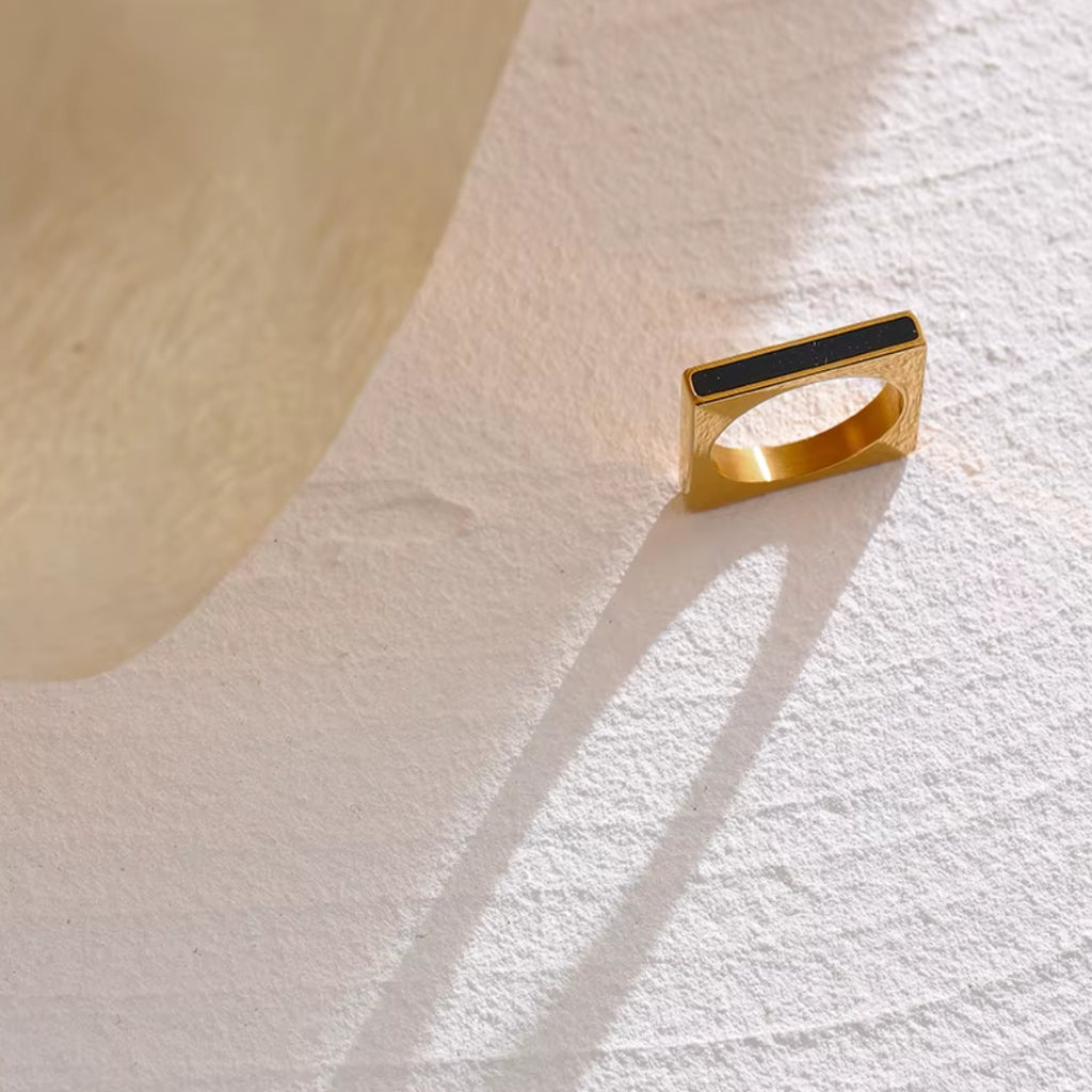 anillo minimalista para mujer, anillo cuadrado dorado, joyería moderna de acero inoxidable, anillos de acrílico, anillo elegante y versátil, anillo geométrico para mujer, accesorios minimalistas para mujeres, anillos modernos y resistentes