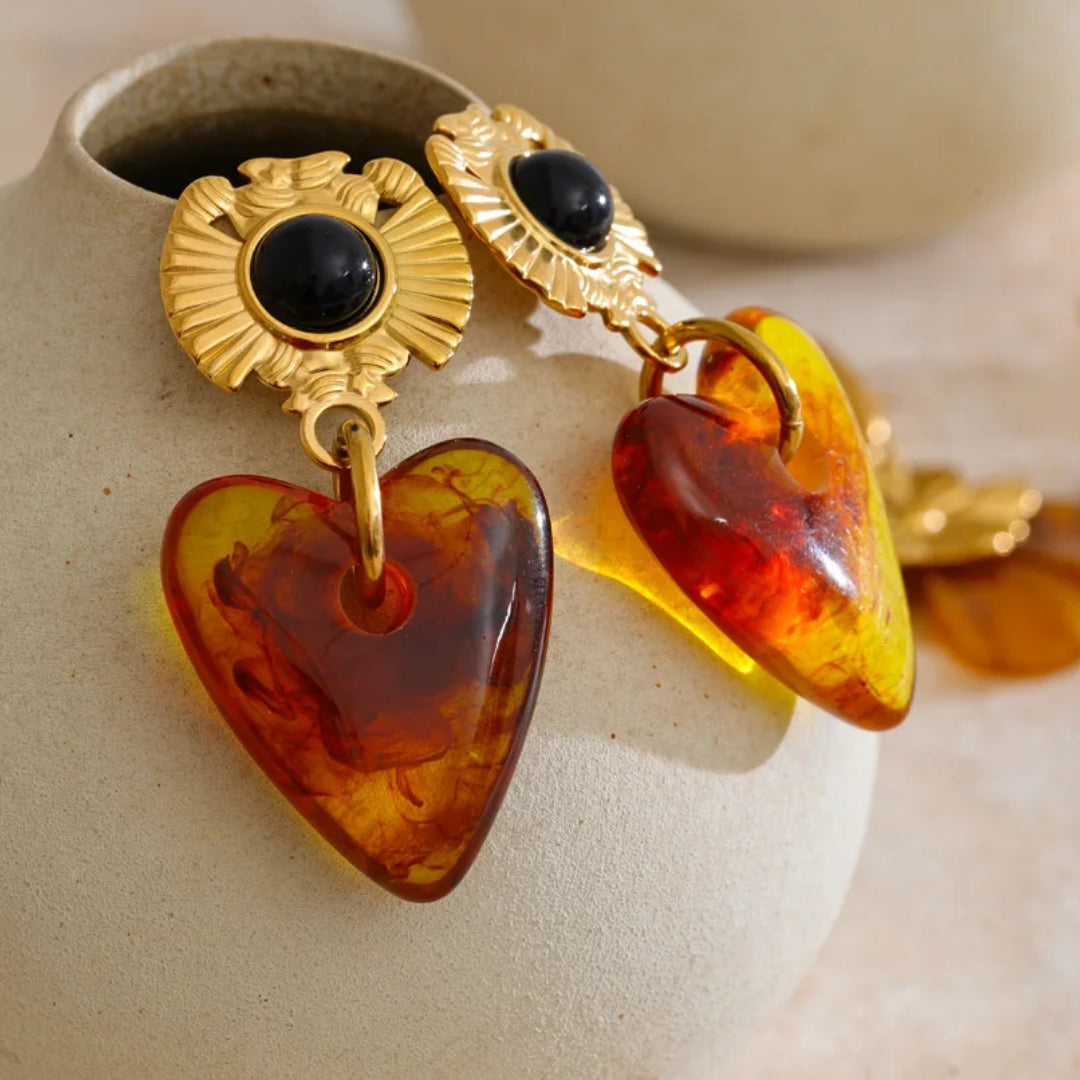Aretes modernos dorados con forma de flor – lenorajewelry.com/aretes-flor-ambar-acero-dorado, aretes florales, joyería moderna, aretes de resina, aretes dorados mujer, aretes de moda, accesorios femeninos, LENORA joyería