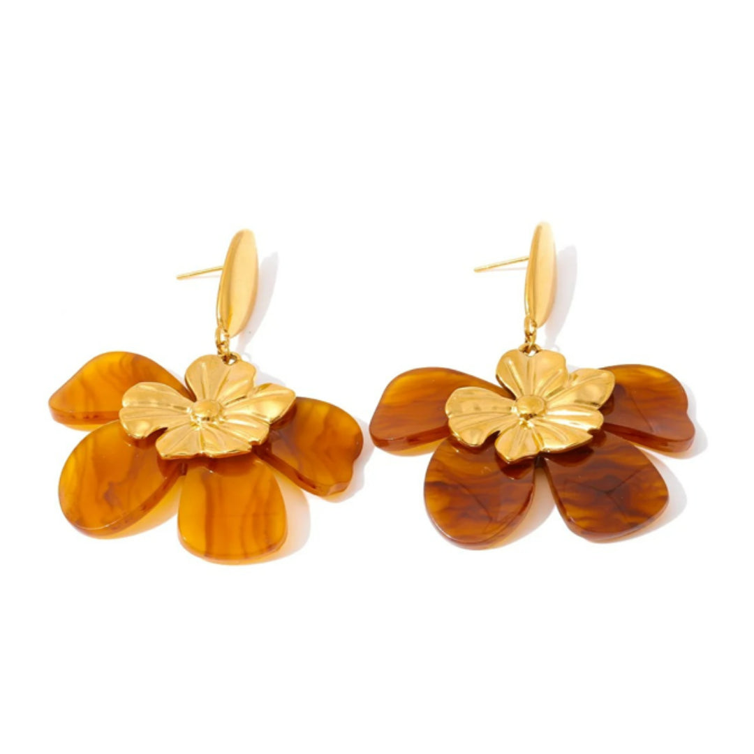 Aretes modernos dorados con forma de flor – lenorajewelry.com/aretes-flor-ambar-acero-dorado, aretes florales, joyería moderna, aretes de resina, aretes dorados mujer, aretes de moda, accesorios femeninos, LENORA joyería
