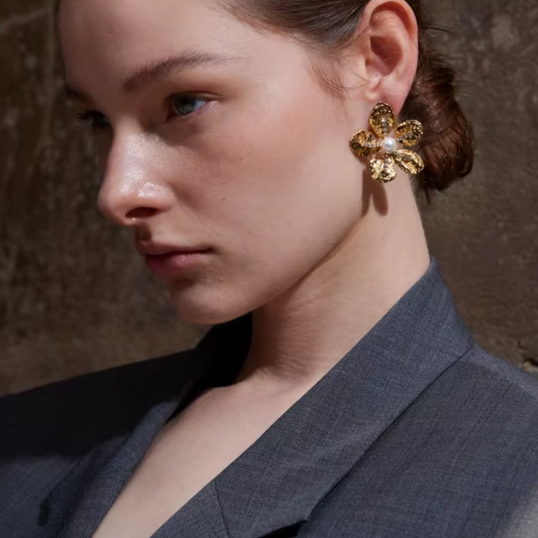 aretes florales, oro 18k PVD, zirconia cúbica, joyería resistente al agua, Flor de Éden, accesorios para mujer, aretes de botón, joyas elegantes, regalos con significado