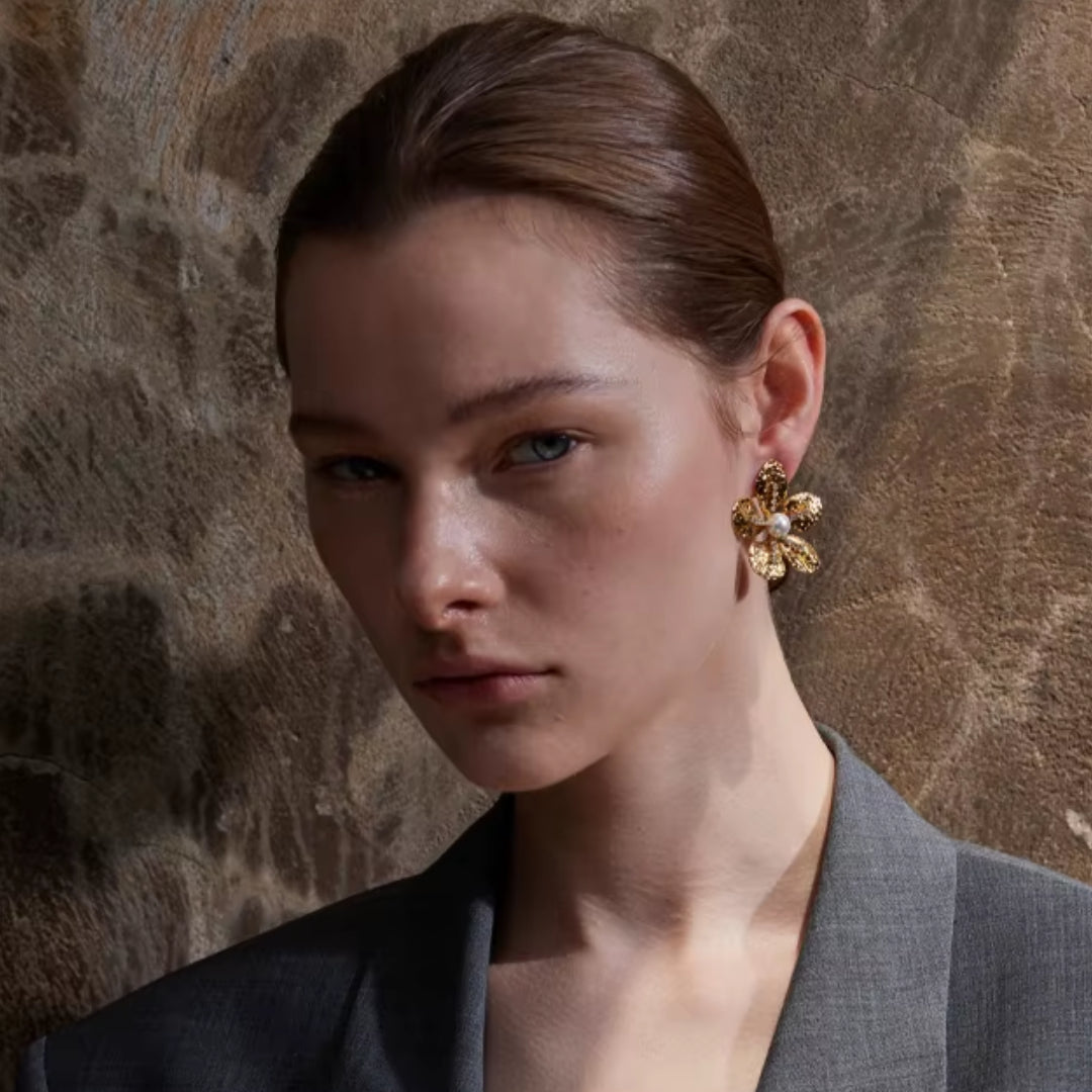 aretes florales, oro 18k PVD, zirconia cúbica, joyería resistente al agua, Flor de Éden, accesorios para mujer, aretes de botón, joyas elegantes, regalos con significado