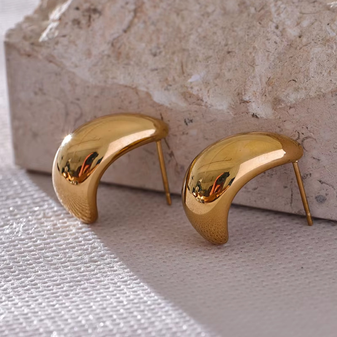 Aretes GeoLuxe geométricos dorados – lenorajewelry.com/aretes-geoluxe-lenora, aretes geométricos, aretes dorados mujer, pendientes modernos LENORA, joyería resistente al agua, aretes de lujo
