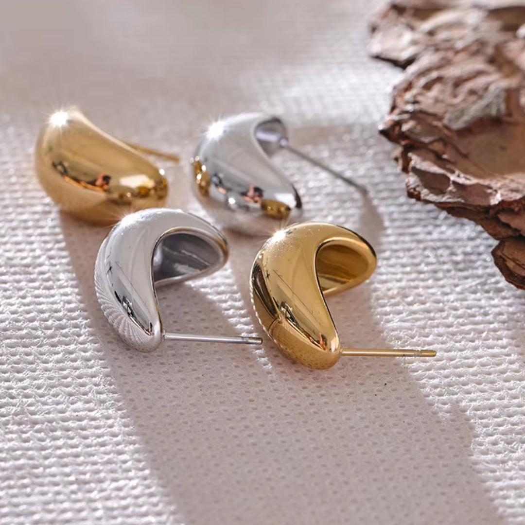 Aretes GeoLuxe geométricos dorados – lenorajewelry.com/aretes-geoluxe-lenora, aretes geométricos, aretes dorados mujer, pendientes modernos LENORA, joyería resistente al agua, aretes de lujo