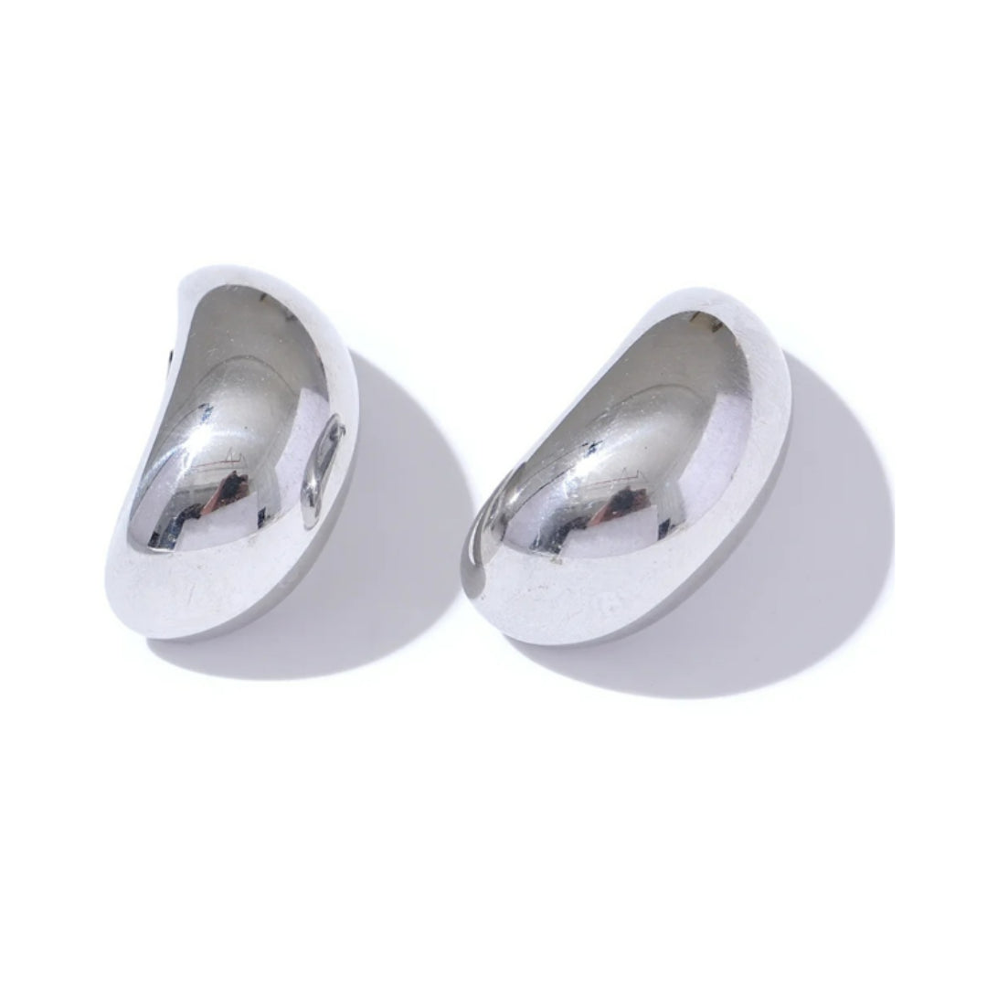 Aretes GeoLuxe geométricos dorados – lenorajewelry.com/aretes-geoluxe-lenora, aretes geométricos, aretes dorados mujer, pendientes modernos LENORA, joyería resistente al agua, aretes de lujo
