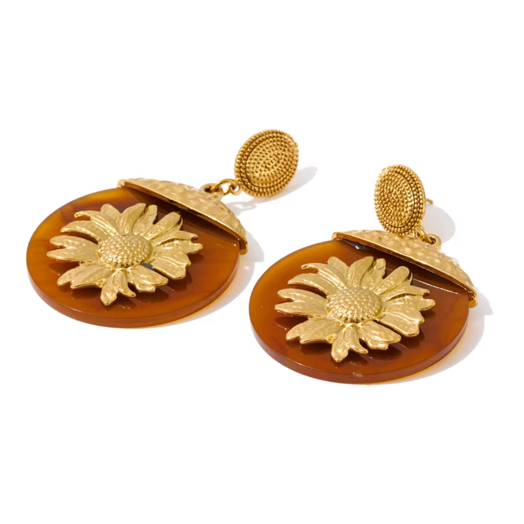 Aretes Girasol Lux en resina floral – lenorajewelry.com/aretes-girasol-lux, aretes florales, aretes de resina, aretes colgantes mujer, aretes dorados modernos, joyería con flores, aretes de lujo lenora, accesorios otoño invierno, aretes resistentes al agua, pendientes grandes, aretes llamativos