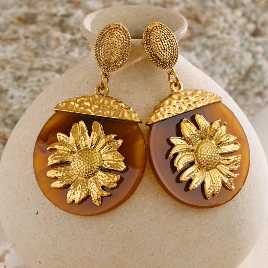 Aretes Girasol Lux en resina floral – lenorajewelry.com/aretes-girasol-lux, aretes florales, aretes de resina, aretes colgantes mujer, aretes dorados modernos, joyería con flores, aretes de lujo lenora, accesorios otoño invierno, aretes resistentes al agua, pendientes grandes, aretes llamativos