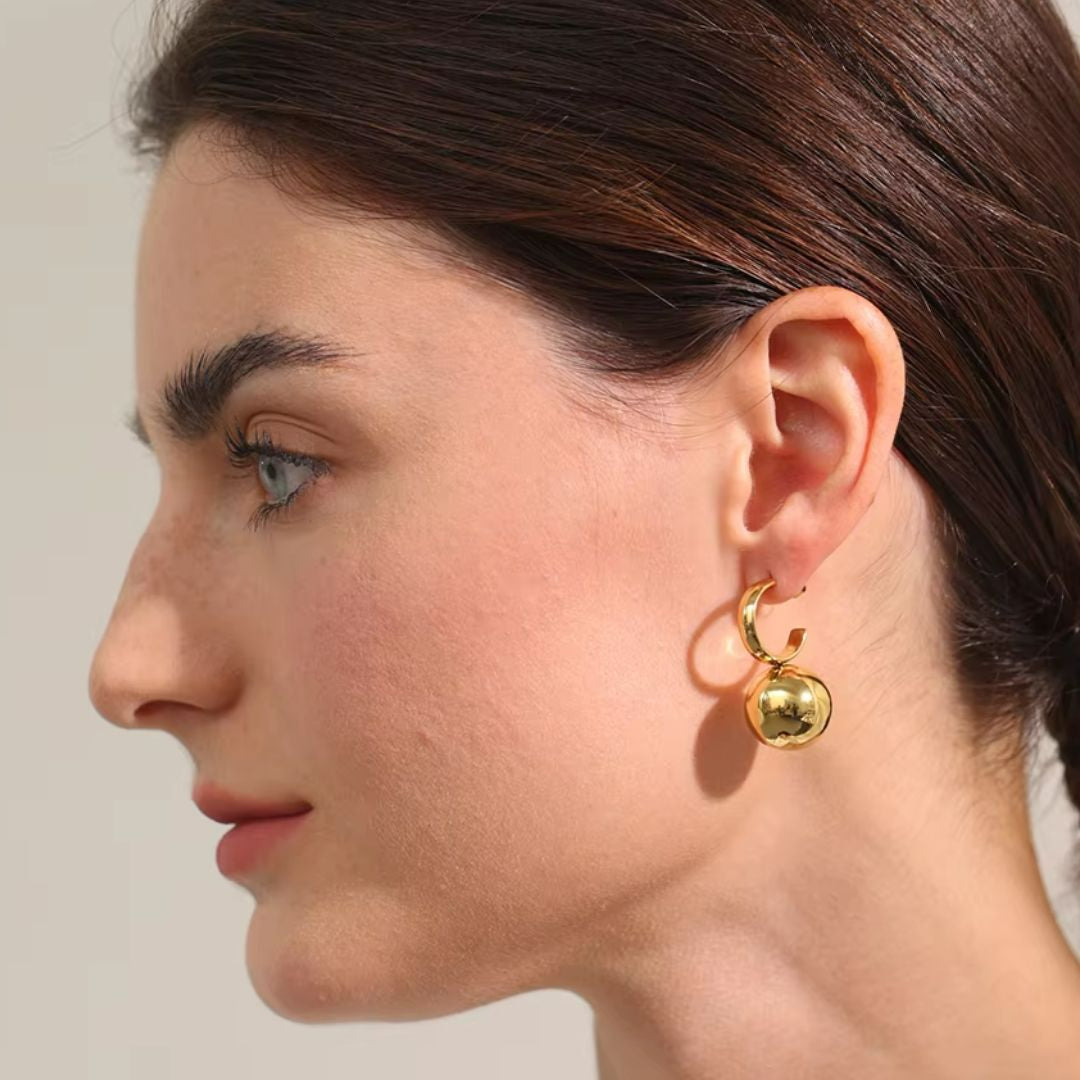 aretes huggie, argollas de oro, aretes chapados en oro, aretes elegantes, acero inoxidable, joyería geométrica, aretes resistentes al agua, aretes modernos, moda minimalista
https://lenorajewelry.com/aretes-huggie-acero-inoxidable-oro