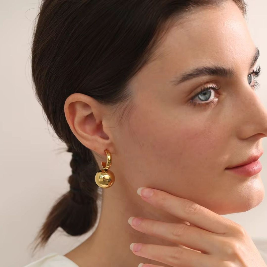 aretes huggie, argollas de oro, aretes chapados en oro, aretes elegantes, acero inoxidable, joyería geométrica, aretes resistentes al agua, aretes modernos, moda minimalista
https://lenorajewelry.com/aretes-huggie-acero-inoxidable-oro