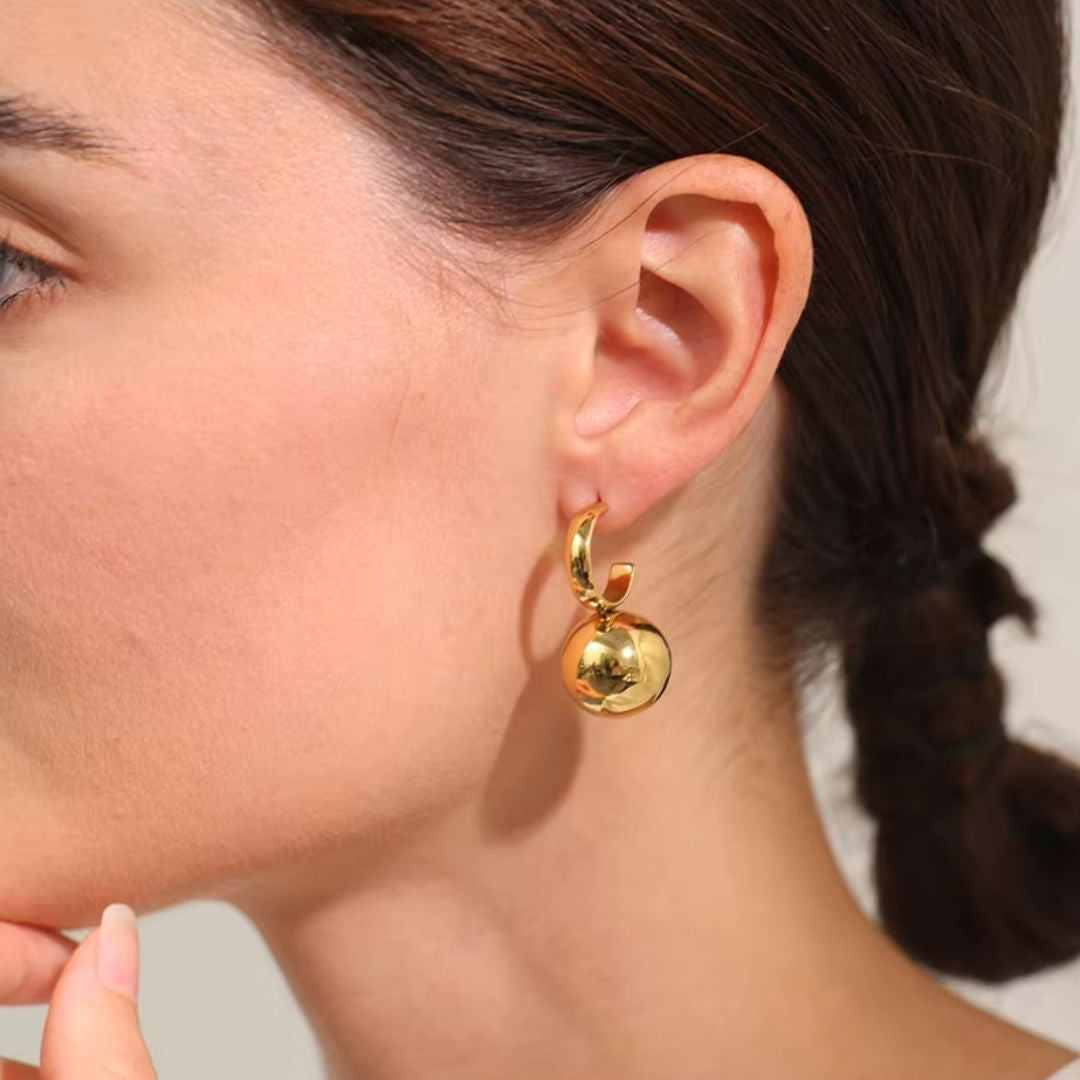 aretes huggie, argollas de oro, aretes chapados en oro, aretes elegantes, acero inoxidable, joyería geométrica, aretes resistentes al agua, aretes modernos, moda minimalista
https://lenorajewelry.com/aretes-huggie-acero-inoxidable-oro